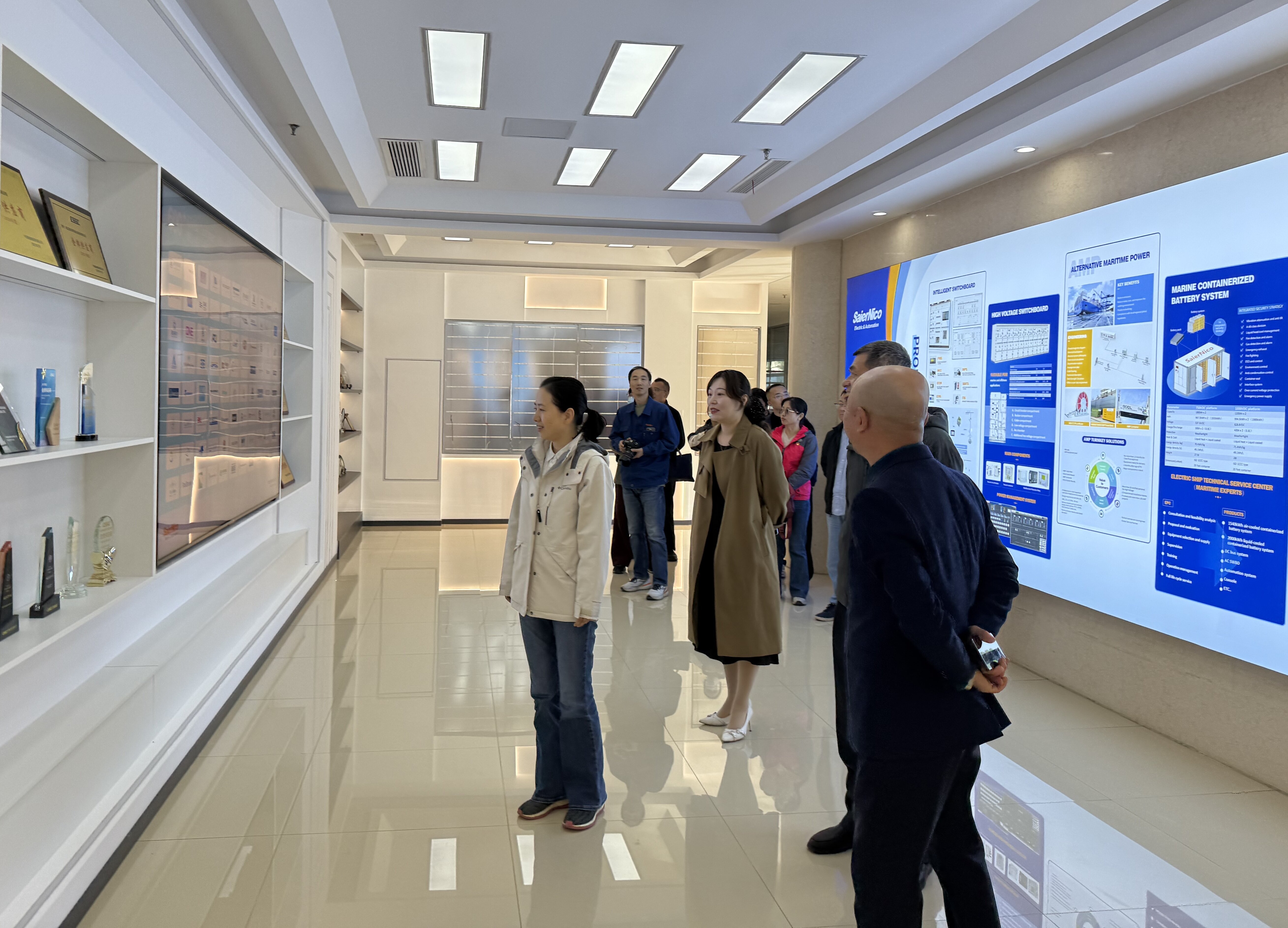 参观展厅.jpg