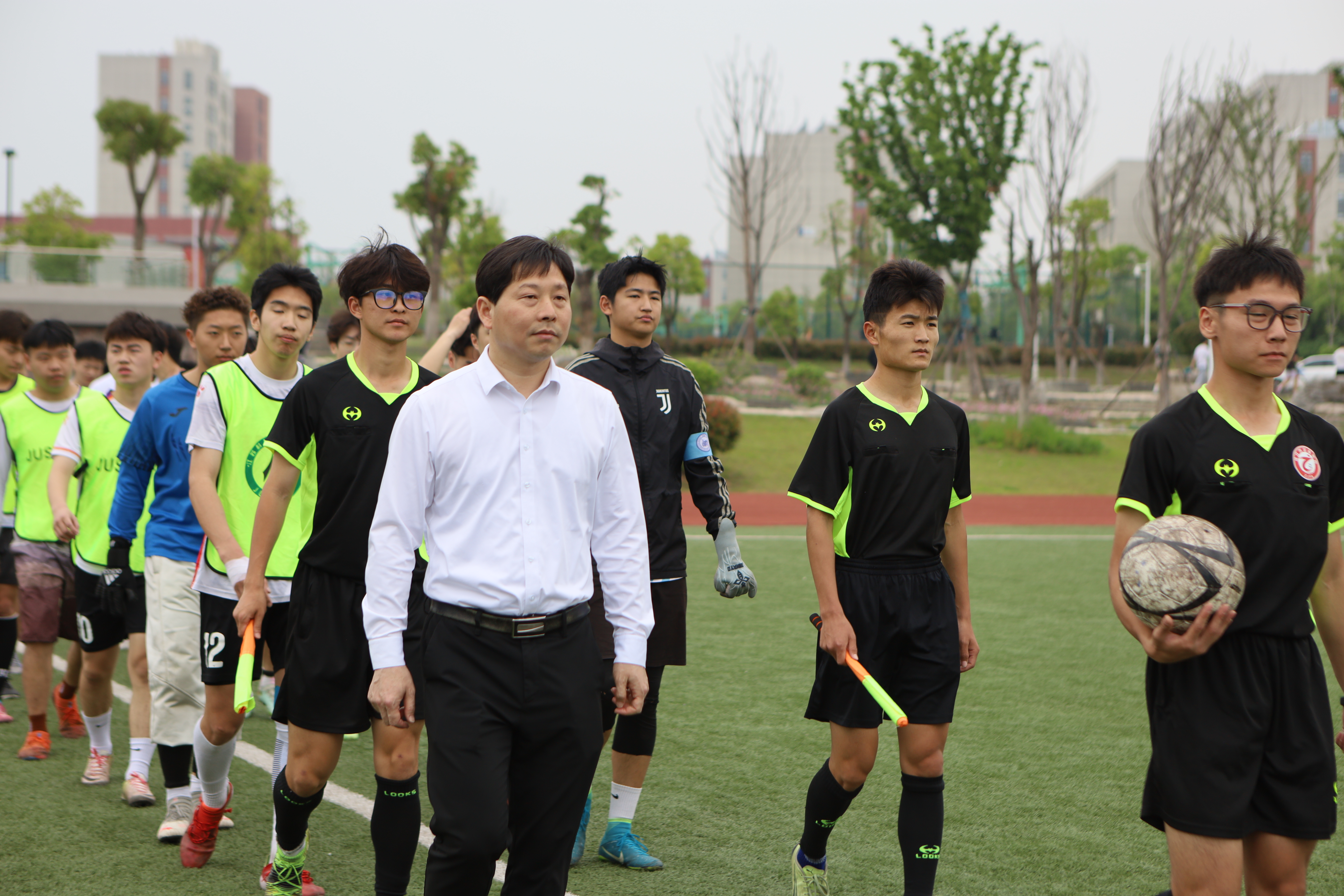 1684305639545694.jpg 胡爱祥副校长为比赛开球2.jpg