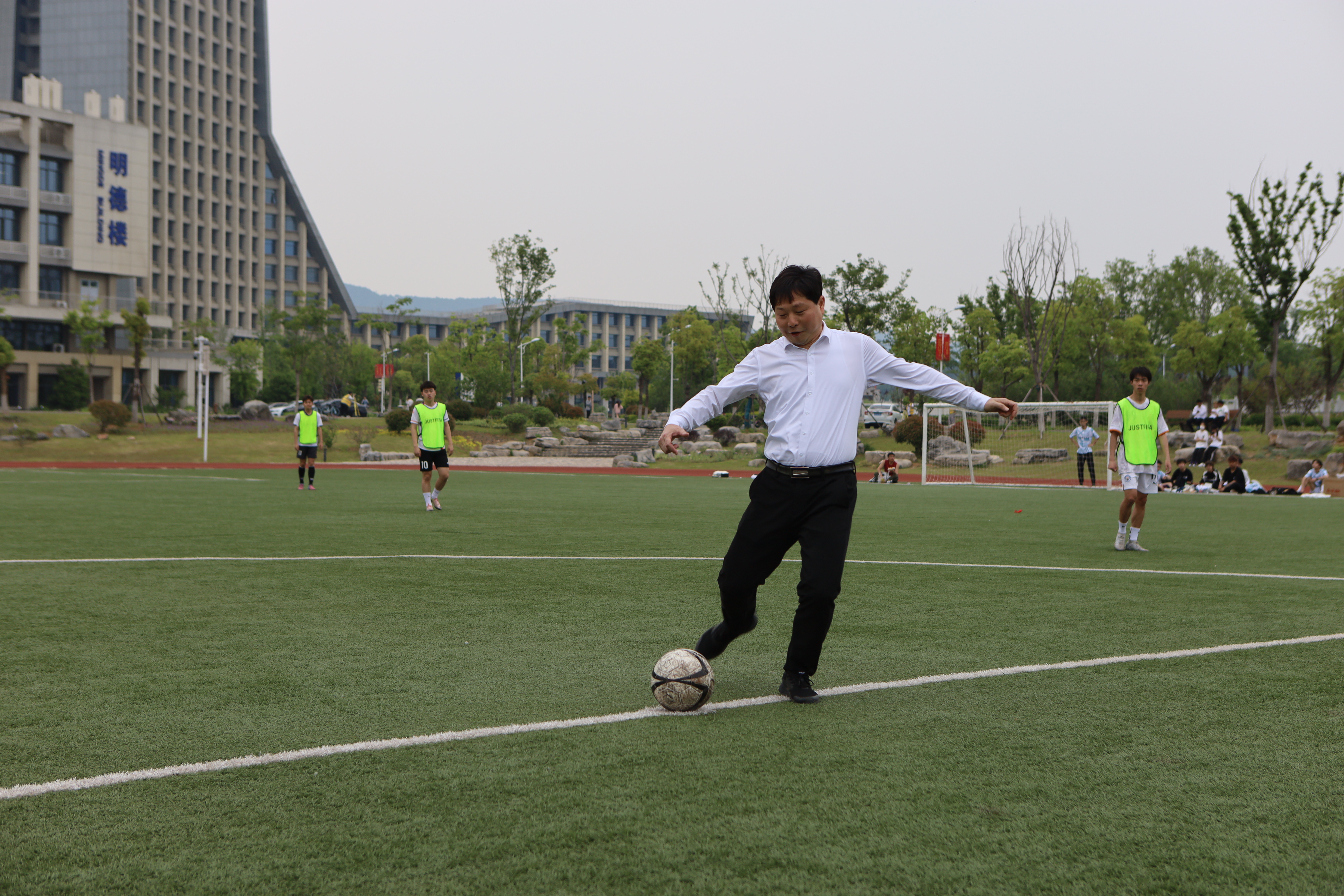 1684305651351367.jpg 胡爱祥副校长为比赛开球3.jpg