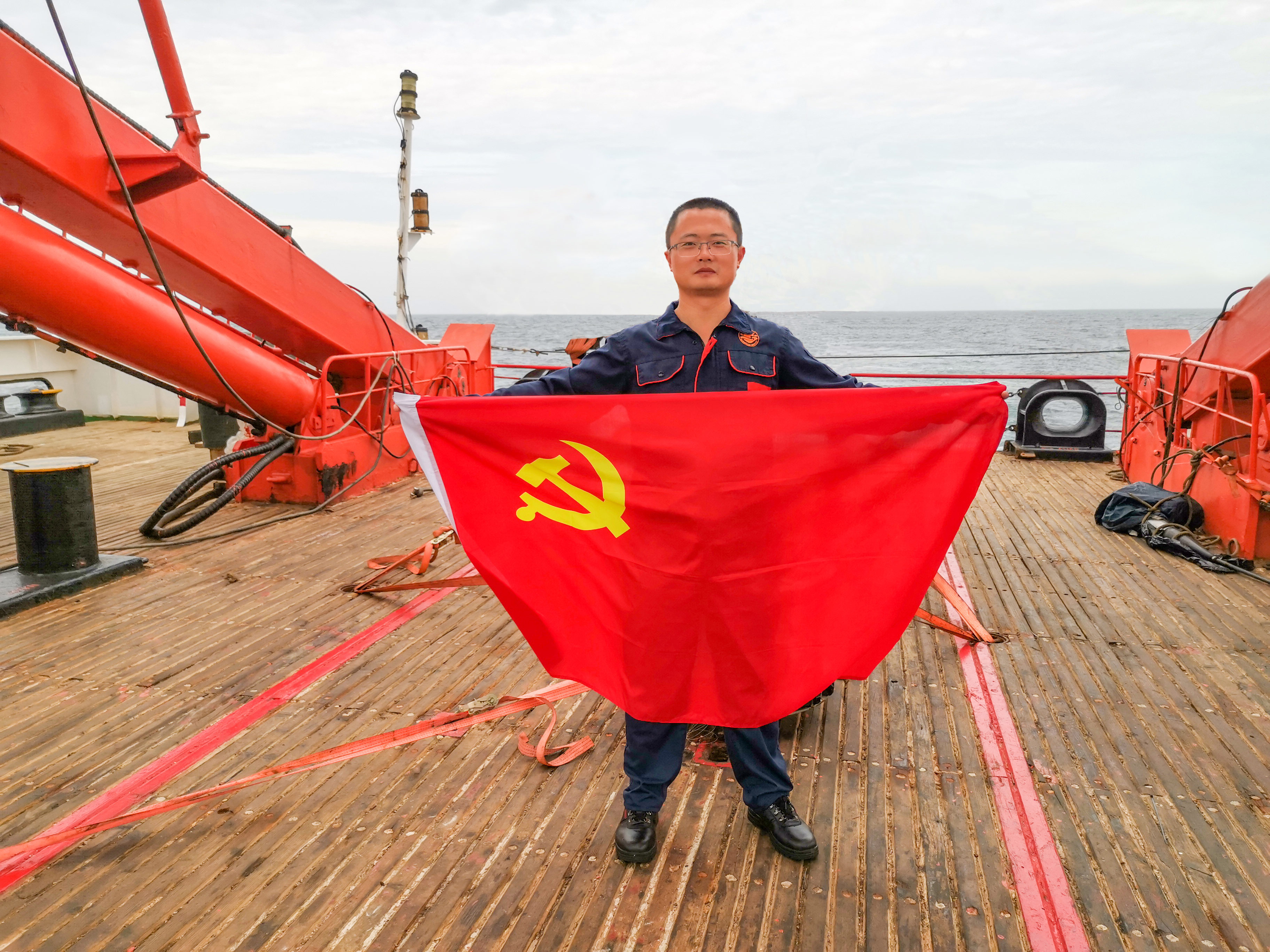 1651821396109544.jpg 党旗飘扬1.jpg